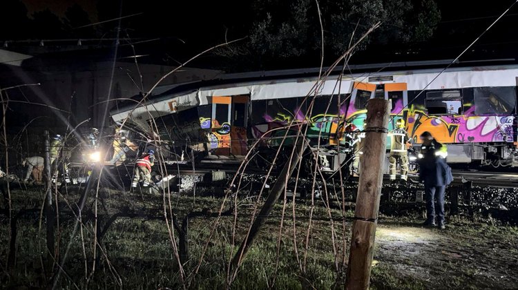Suma un muerto y 37 heridos saldo de choque de tren en Barcelona