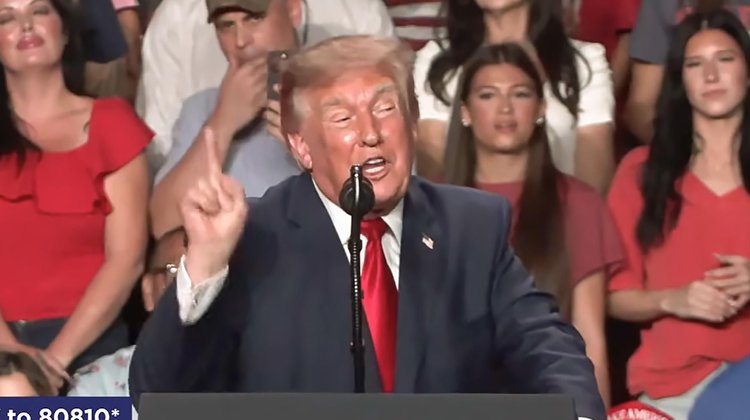 Manifestantes interrumpen a Trump dos veces durante un mitin