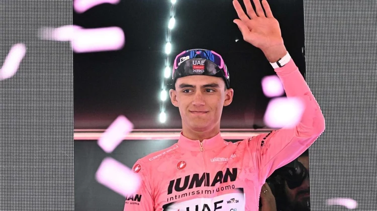 Un día más en la Maglia Rosa, Isaac Del Toro conquista etapa 14