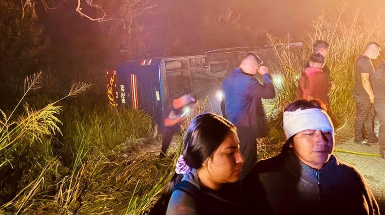 Autobús procedente de Monterrey vuelca en Veracruz