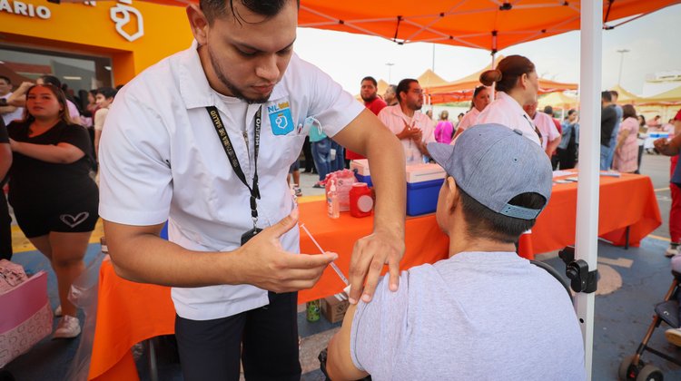 Nuevo León instala módulo de vacunación drive-thru en Monterrey
