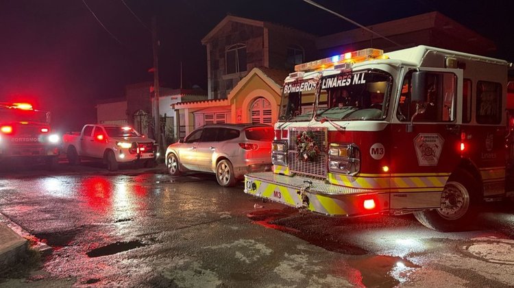 Veladora provoca incendio en vivienda de Linares