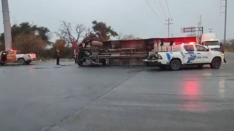 Volcadura de camión de personal deja lesionados en Pesquería
