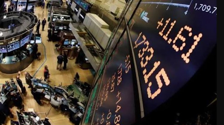 Wall Street abre verde por incremento en recompra de bonos en EUA