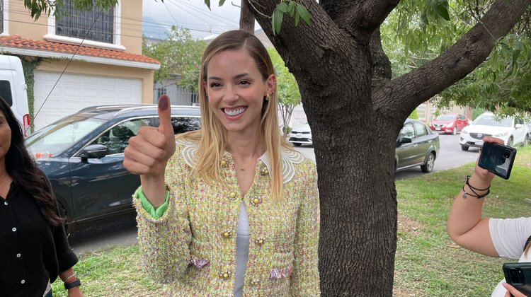 Mariana Rodríguez vota tras más de tres horas haciendo fila