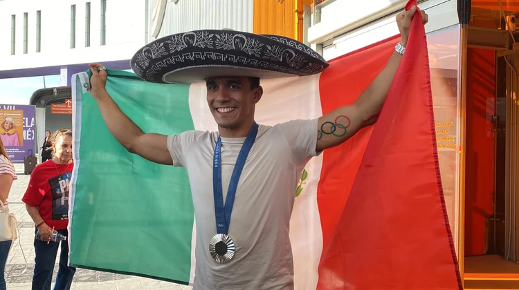 Regresó JM Celaya a Monterrey y fue recibido con gran fiesta