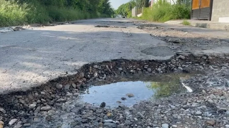 La Calle Juan Báez Guerra de Victoria está destrozada