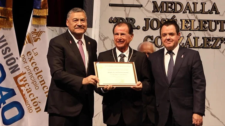 Otorgan a Eloy Cavazos medalla 'Dr. José Eleuterio González'