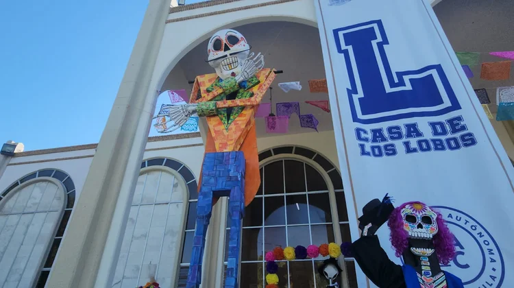 Llegan catrinas de 7 metros de altura a rectoría de la UAdeC