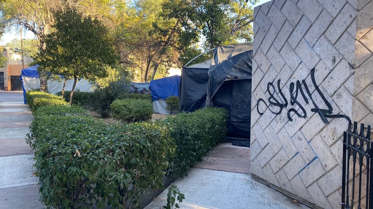 Denuncian a vándalos que usan plaza abandonada como refugio