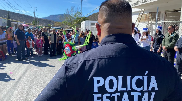 Lleva Policía Estatal alegría a niños de la colonia Diana Laura