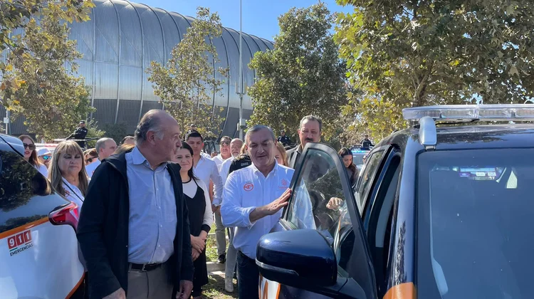 Entrega Héctor García flotilla nueva en Guadalupe