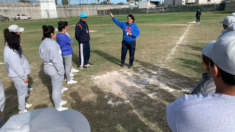 Dan entrenamiento profesional de sóftbol a integrantes del CERESO