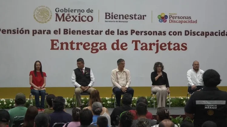 Entregan tarjetas para pensión a personas con discapacidad 