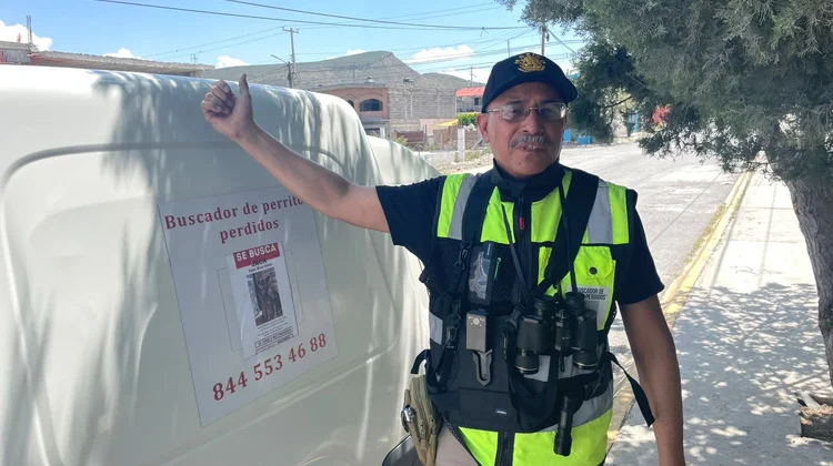 Don Jesús, el hombre que busca perros extraviadas en Coahuila