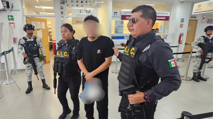 Deportan a estadounidense por agredir a policías