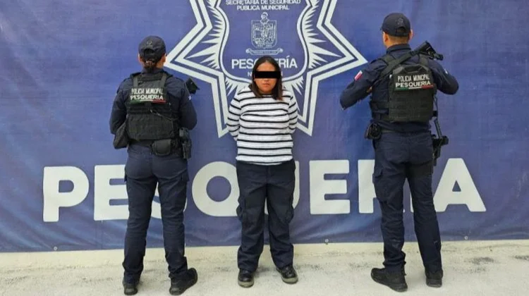 Detienen a mujer por robo en tienda de autoservicio