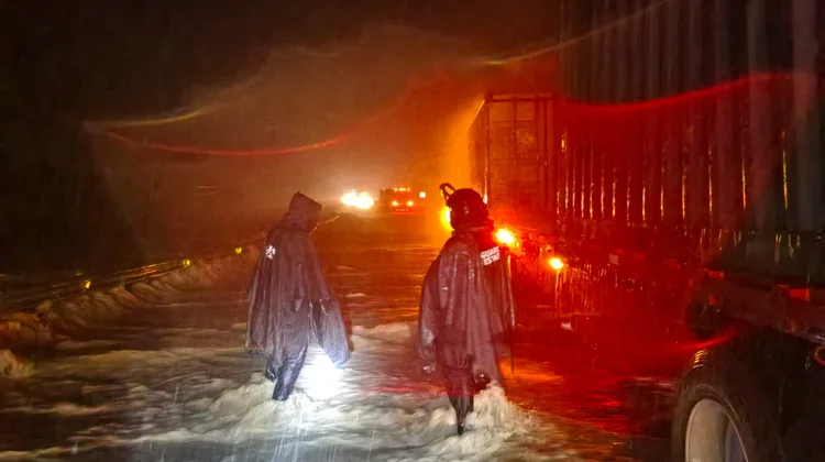Suspenden circulación en Carretera 81 por desbordamiento de río