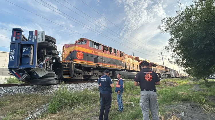Conductor escapa luego de chocar con el tren 