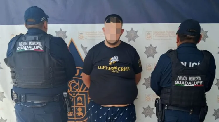 Motociclista derrapa y le encuentran droga; es detenido