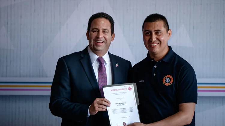Saltillo reconoce labor de bomberos y anuncia mejoras laborales