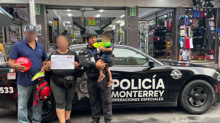 Policía de Monterrey rescata a niño extraviado en pleno centro