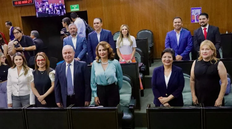 Presentan diputados del PRI su primer informe legislativo