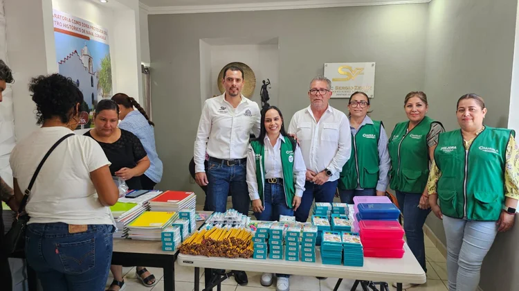 Ofrece diputado útiles escolares a bajo costo