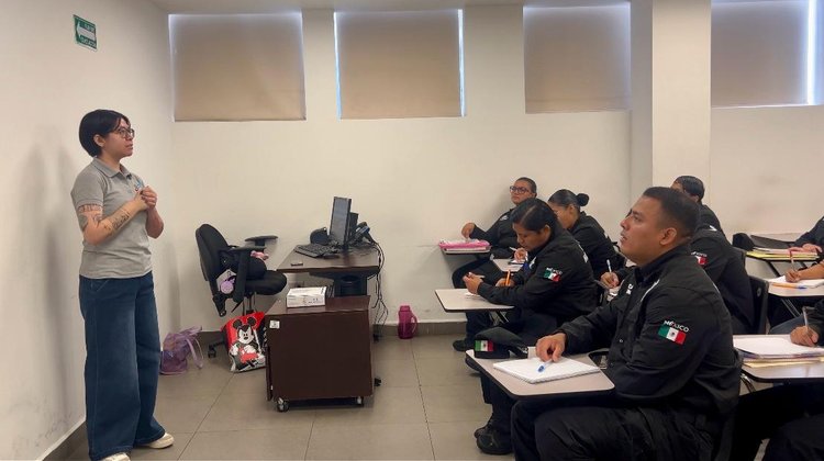 Asisten a clases de inglés policías de Monterrey