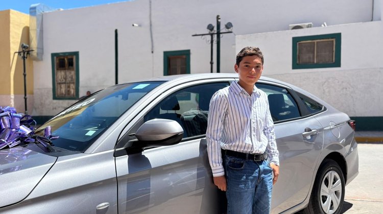 Entregan auto a ganador en sorteo de la Feria de la Uva y el Vino