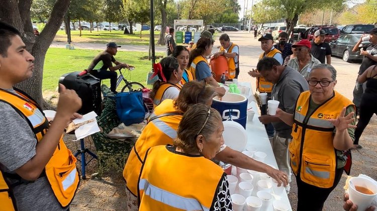 Reparten alimento gratuito a los necesitados en Nuevo Laredo