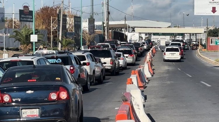 Vuelven filas para cruce fronterizo por revisiones militares