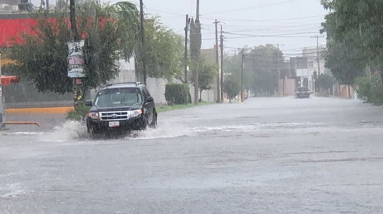 Colapsan calles de Reynosa tras minutos de lluvia intensa
