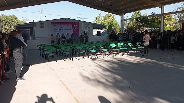Entregan 72 butacas a la Secundaria Dora Madero en Saltillo