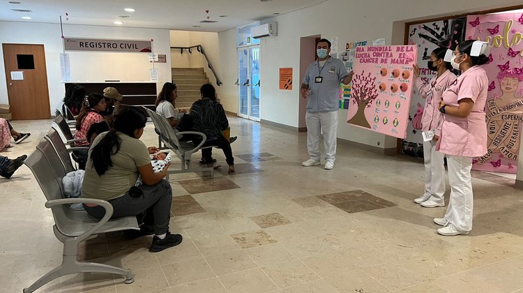 Jóvenes enfermeras concientizan sobre cáncer de mama en Reynosa