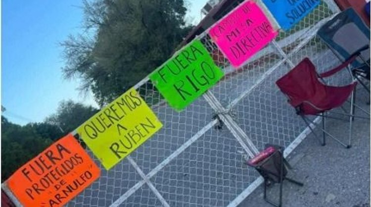 Padres de familia cierran Secundaria Técnica 27 de Nuevo Padilla