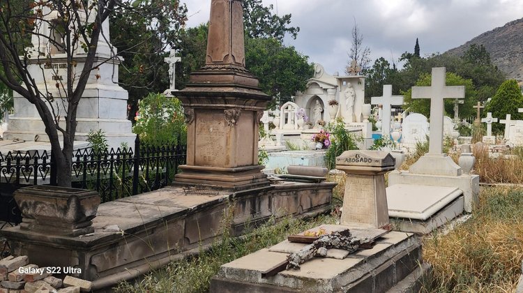 Inician preparativos en panteones de Saltillo para Día de Muertos