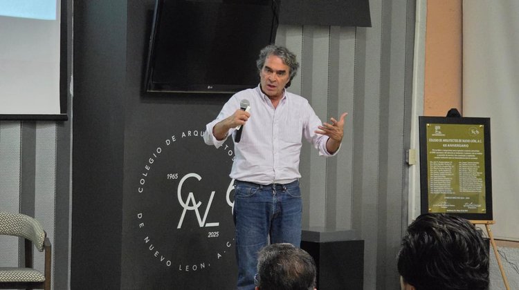 Sergio Fajardo llama a transformar Monterrey sin divisiones