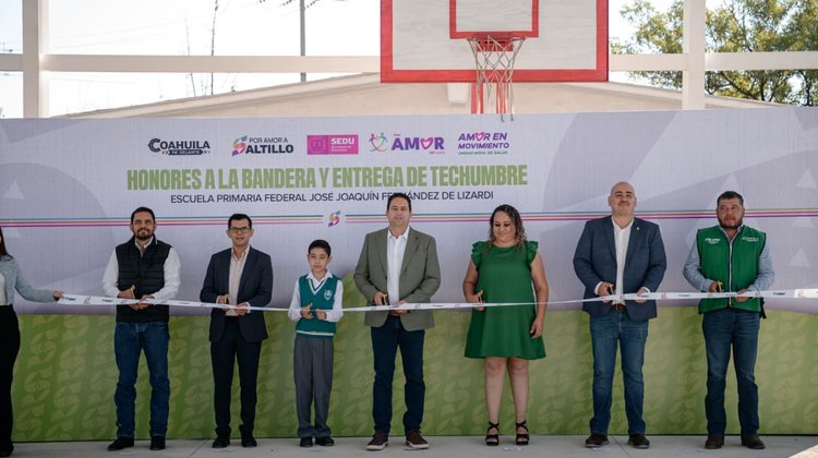 Alcalde de Saltillo entrega techumbre en primaria