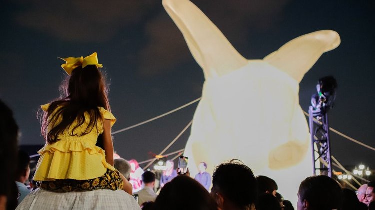 Llena de luz y ternura “conejito” de 15 metros a la Macro