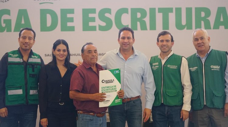 Familias saltillenses reciben certeza jurídica con su patrimonio