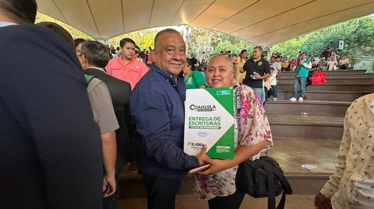 Agremiados de la UNTA reciben escrituras en Saltillo