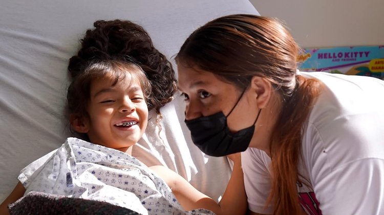 'Latiendo con Amor' logra operaciones de corazón a cinco niños