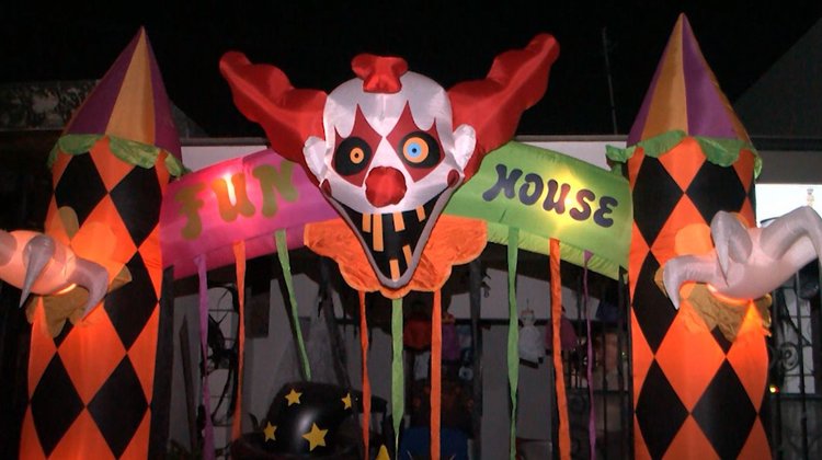 Familias y jóvenes celebran Halloween en las calles de Monterrey