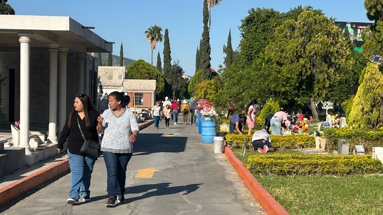 Visitan más de 250,000 personas panteones de Nuevo León