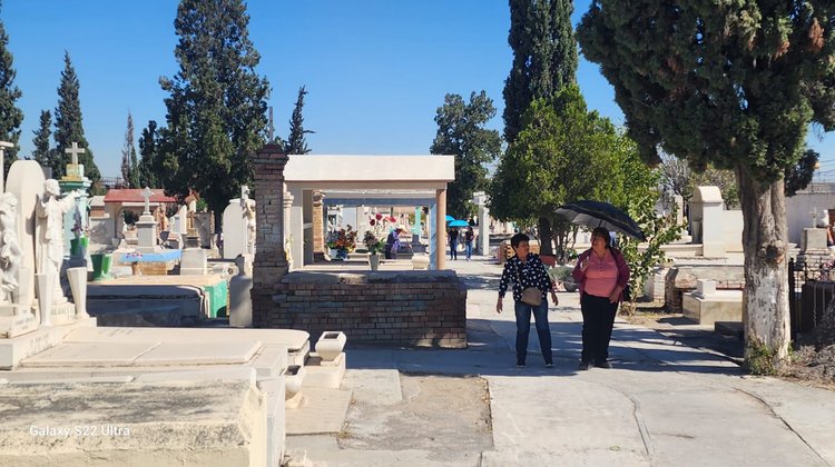 Visitas a panteones continuaron pese a cierre oficial de cifras