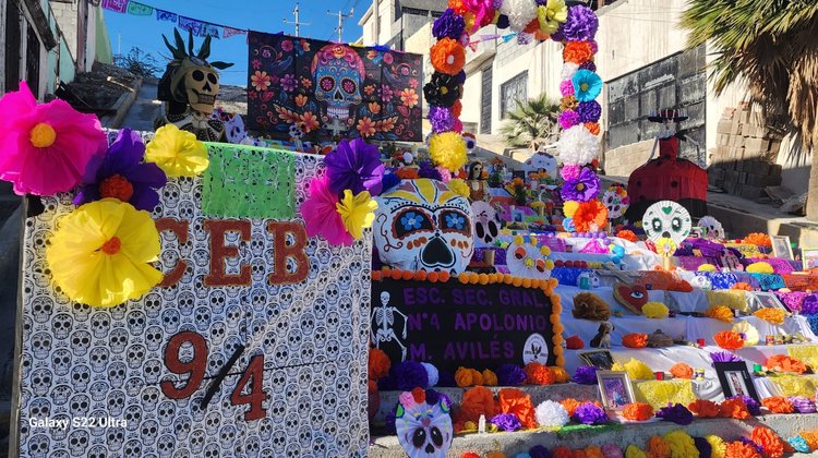 Estudiantes montan altar y desfilan como catrinas en Saltillo