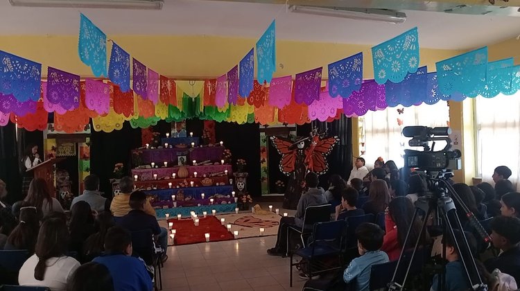 Alumnos de la Secundaria 74 presentan altar de muertos
