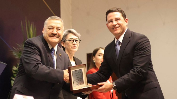 Recibe Oliverio Tijerina medalla al mérito ciudadano de la UANL