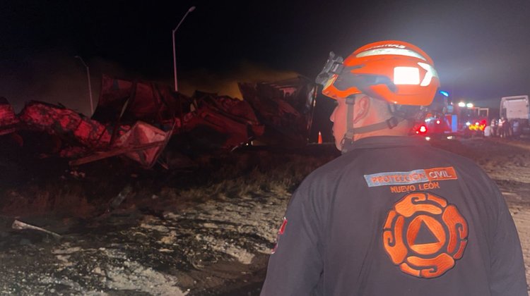 Se incendia tráiler en Autopista a Nuevo Laredo 